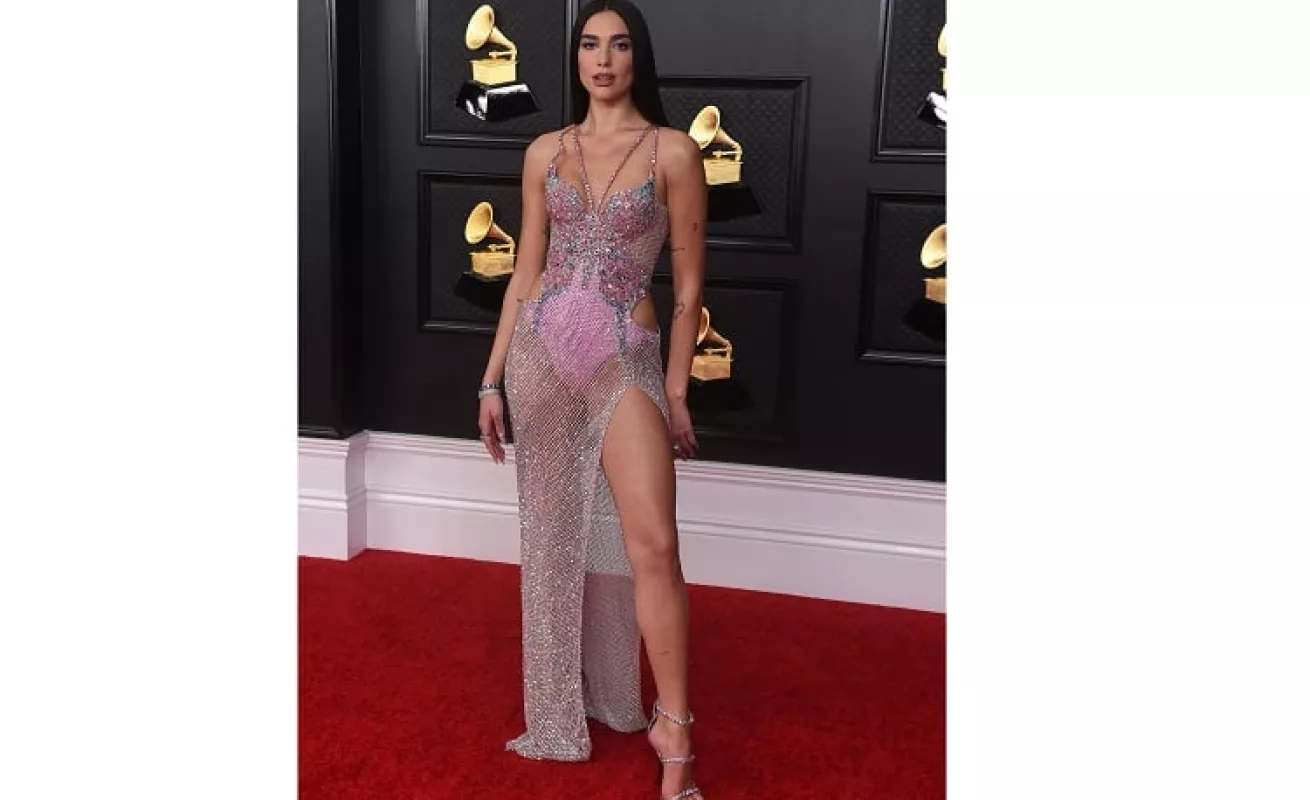 La alfombra roja de los Grammy Awards 2021 con lujo y muchos colores