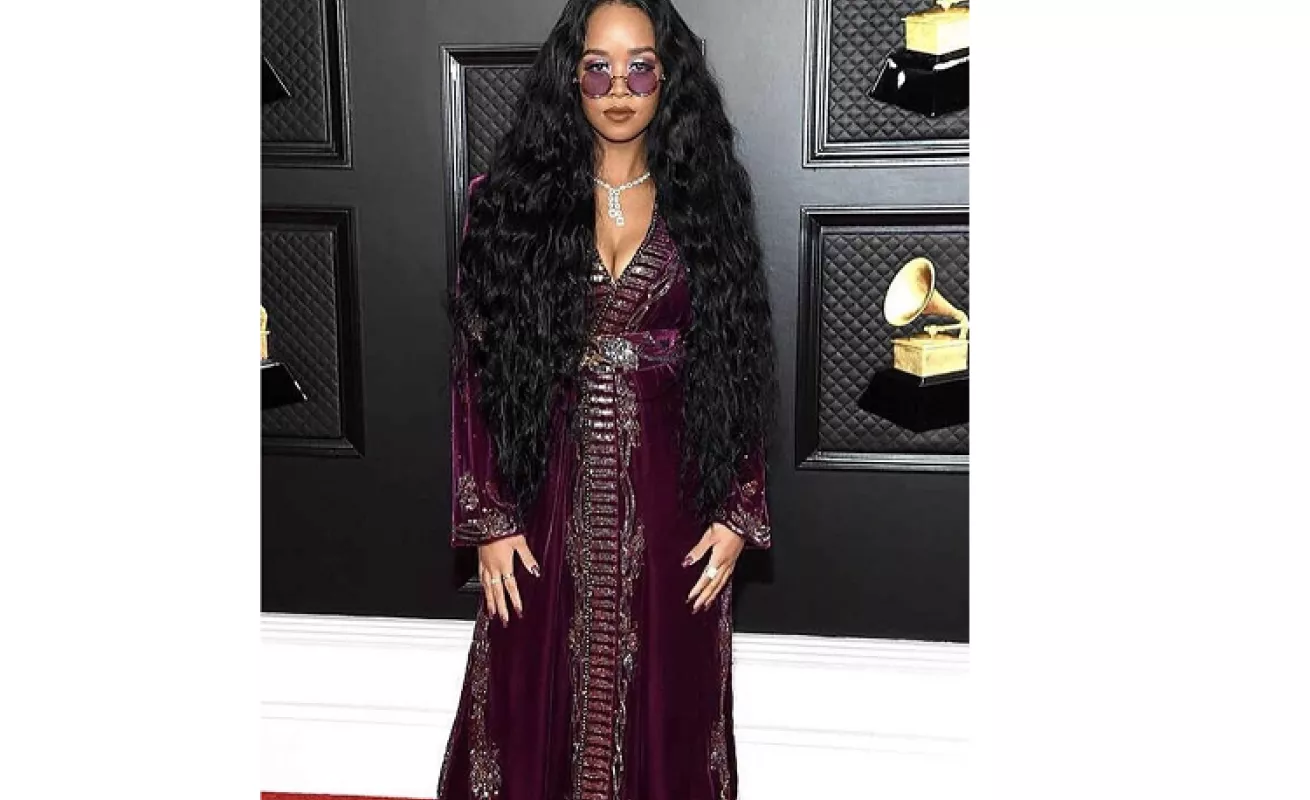 La alfombra roja de los Grammy Awards 2021 con lujo y muchos colores