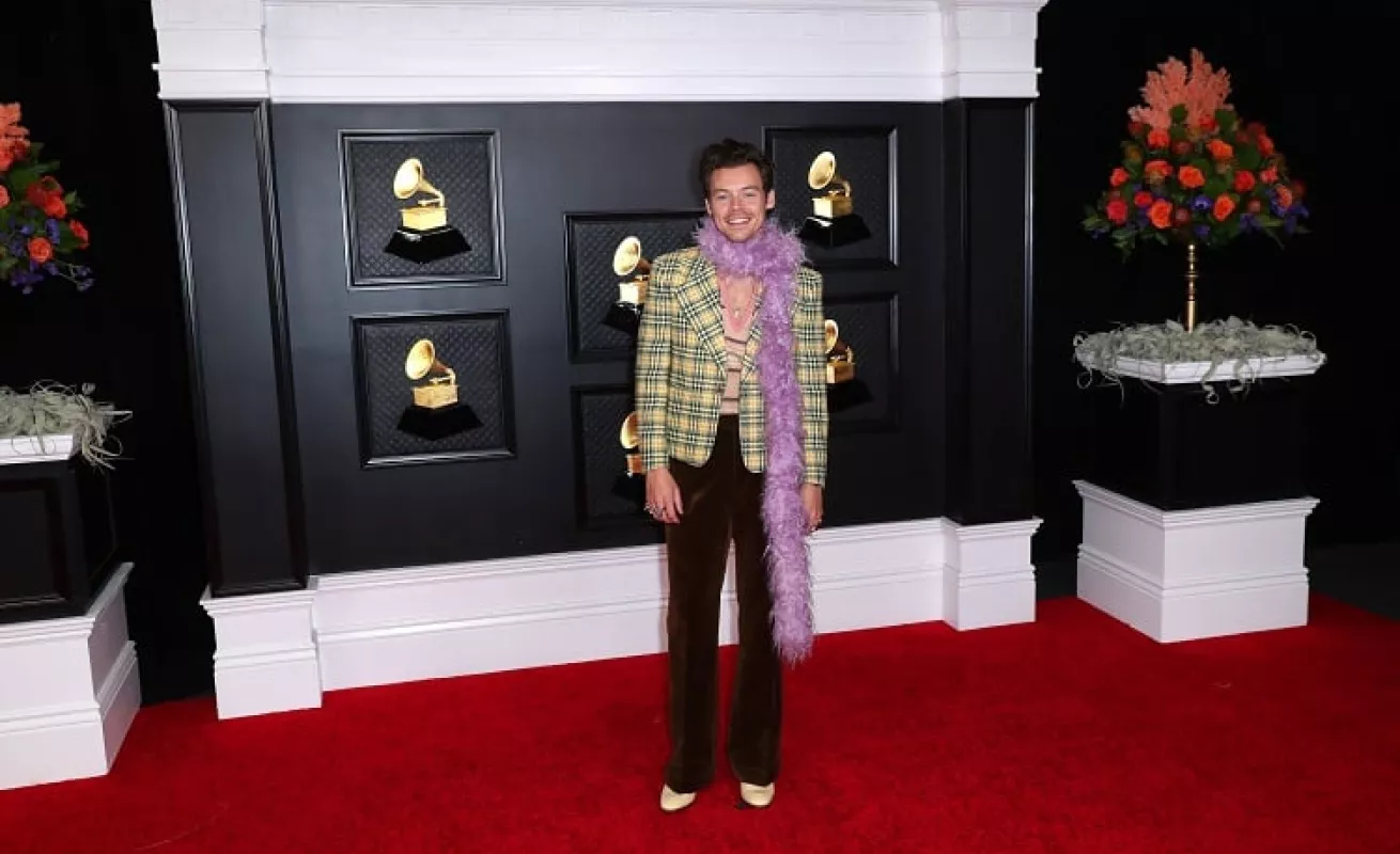 La alfombra roja de los Grammy Awards 2021 con lujo y muchos colores