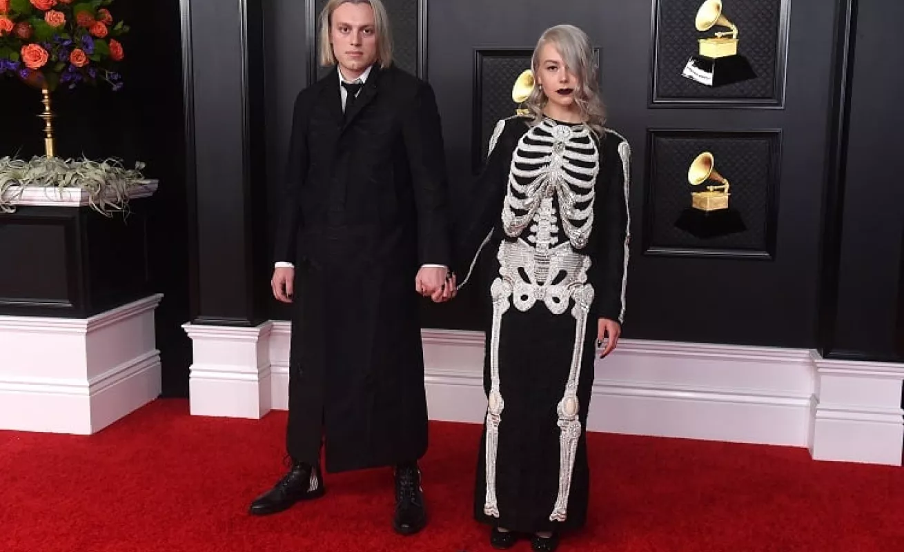 La alfombra roja de los Grammy Awards 2021 con lujo y muchos colores