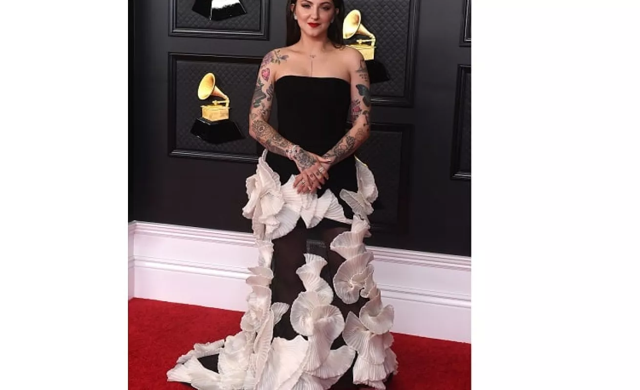 La alfombra roja de los Grammy Awards 2021 con lujo y muchos colores