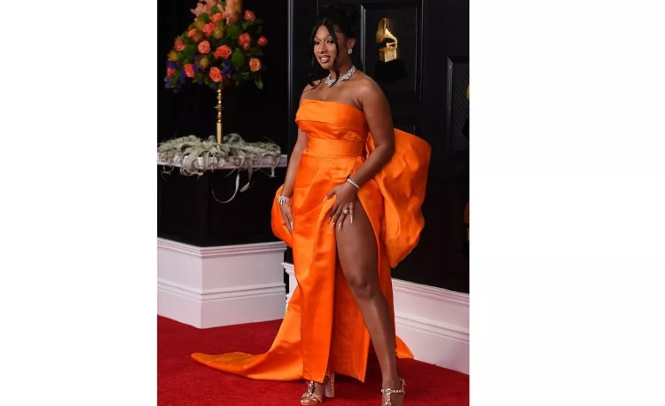 La alfombra roja de los Grammy Awards 2021 con lujo y muchos colores