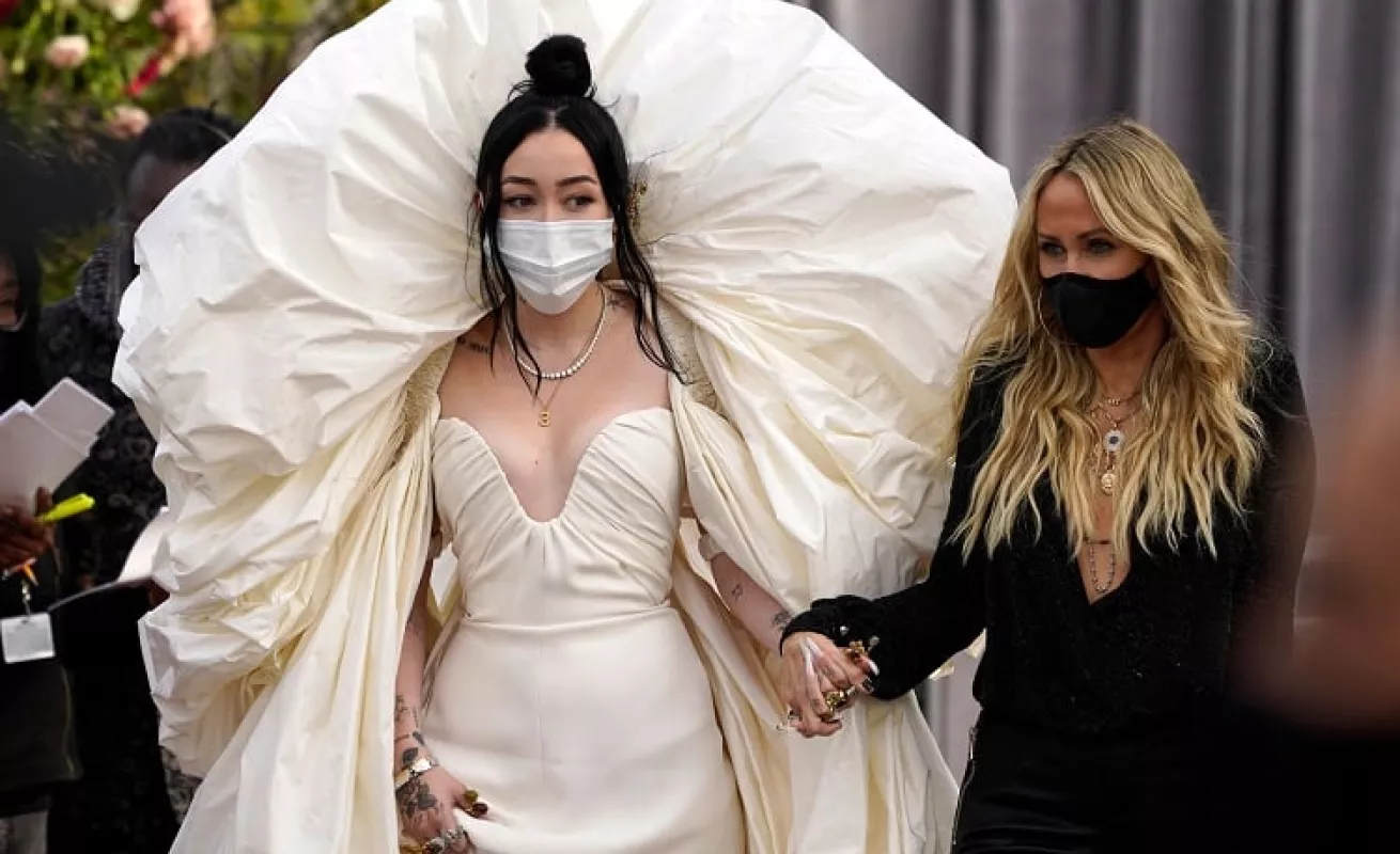 La alfombra roja de los Grammy Awards 2021 con lujo y muchos colores