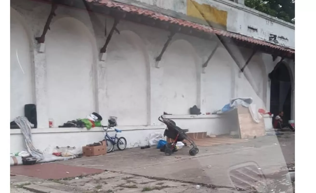 Entre piedreros y basura 