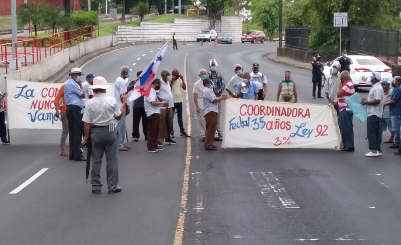 Entre piedreros y basura 