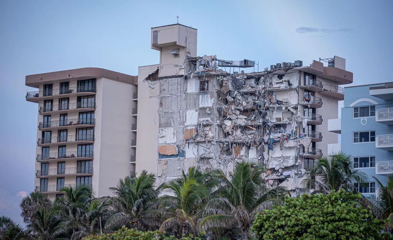 ¡Se derrumbó, se derrumbó! Colapsa edificio; 51 desaparecidos 