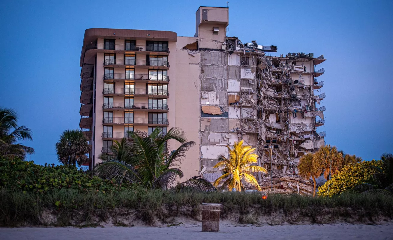 ¡Se derrumbó, se derrumbó! Colapsa edificio; 51 desaparecidos 