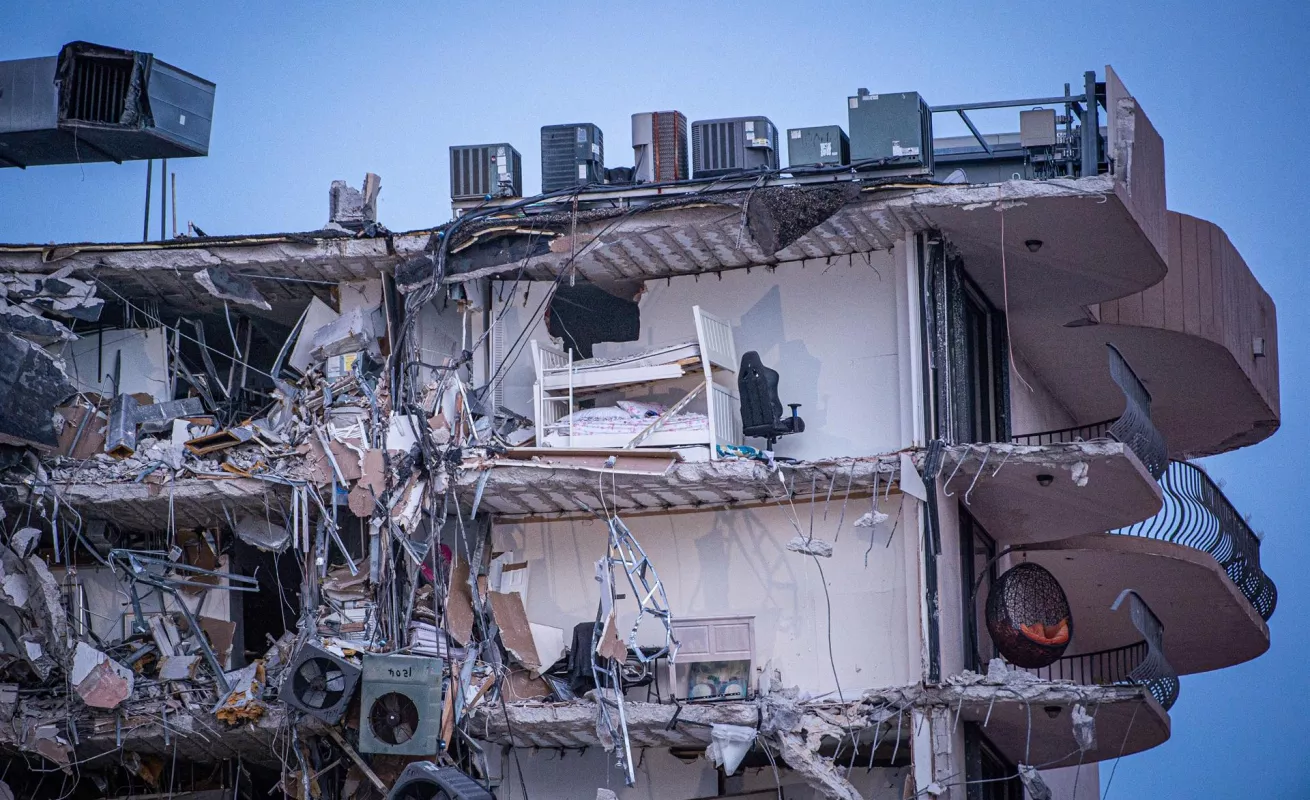 ¡Se derrumbó, se derrumbó! Colapsa edificio; 51 desaparecidos 
