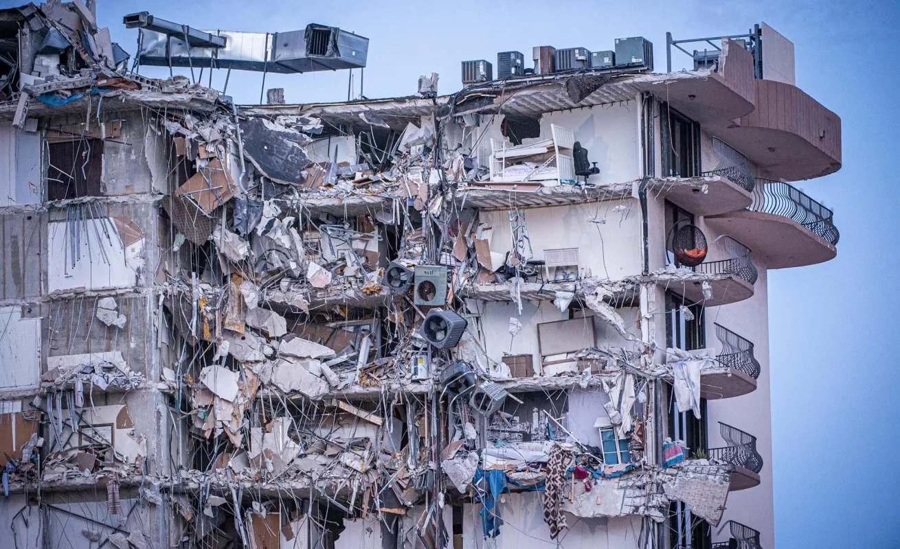 ¡Se derrumbó, se derrumbó! Colapsa edificio; 51 desaparecidos 