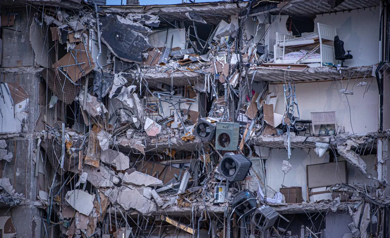 ¡Se derrumbó, se derrumbó! Colapsa edificio; 51 desaparecidos 