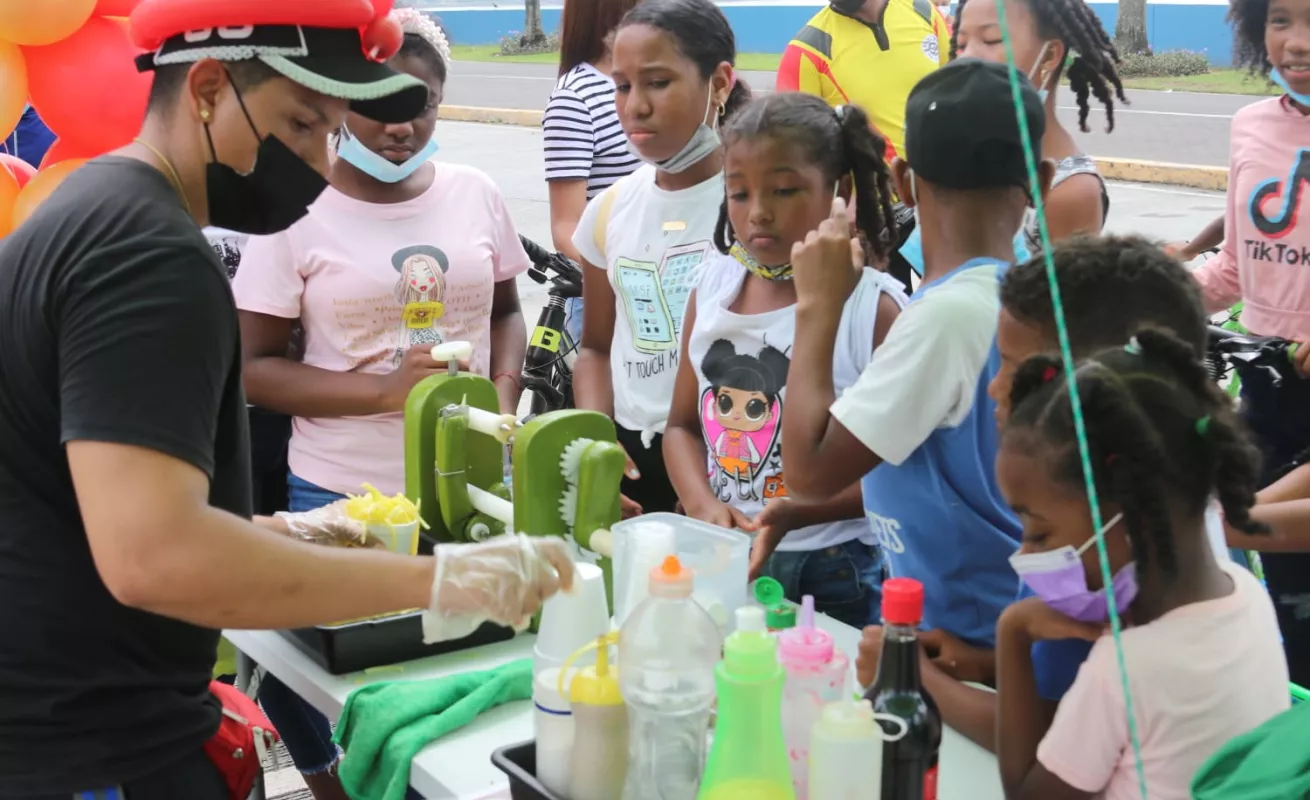Juegos, golosinas y regalos en el Día del Niño y la Niña