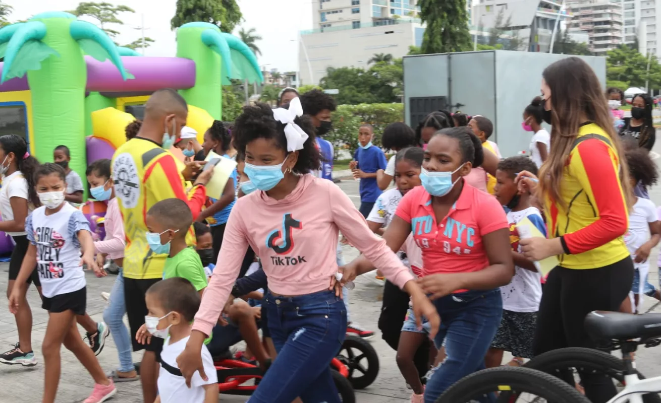 Juegos, golosinas y regalos en el Día del Niño y la Niña