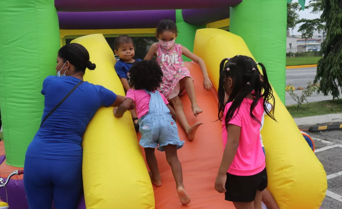 Juegos, golosinas y regalos en el Día del Niño y la Niña