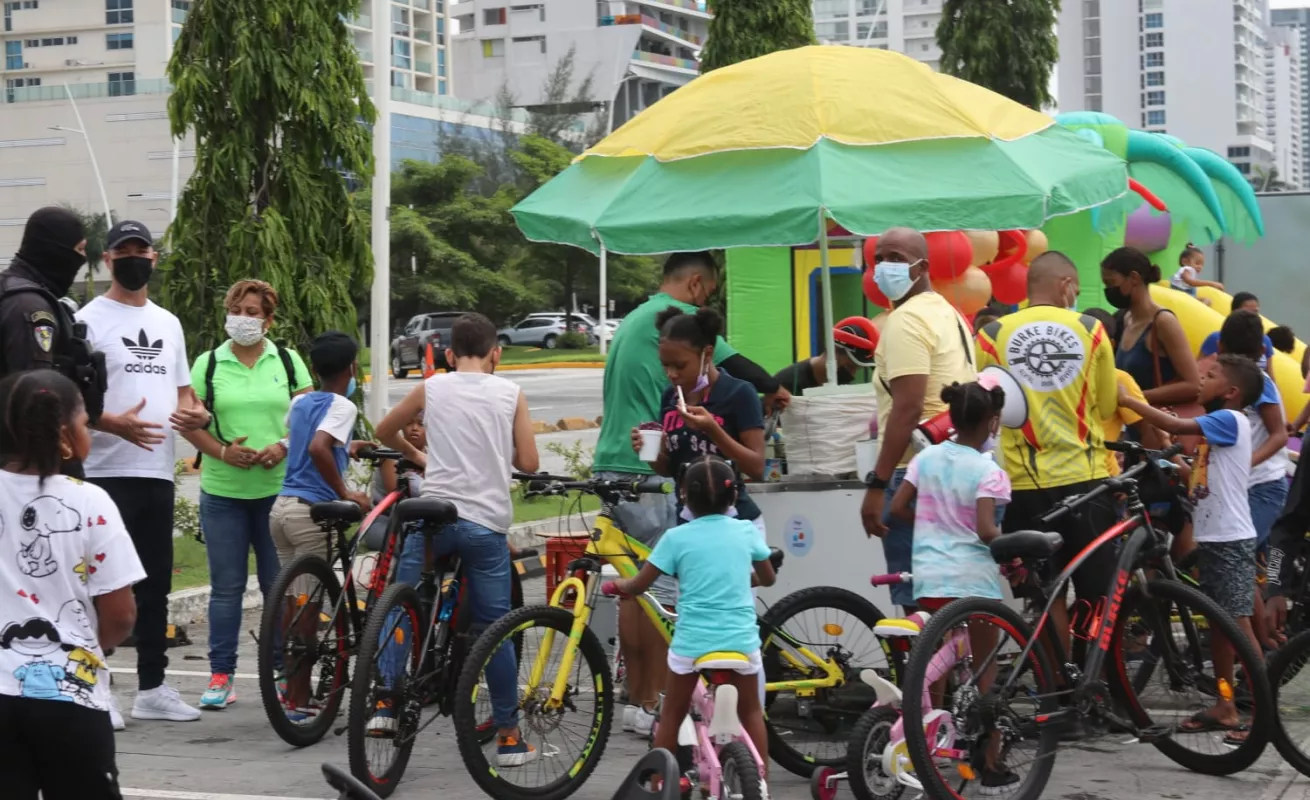 Juegos, golosinas y regalos en el Día del Niño y la Niña