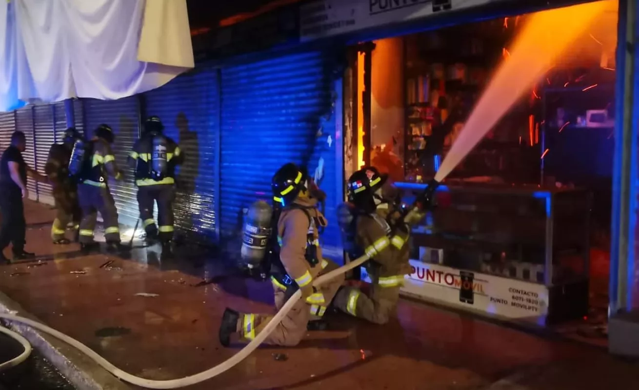 Fuego consume parte de almacén de David 