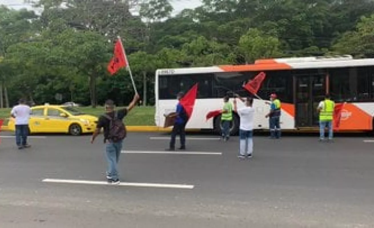 Frenadeso en la calle, realiza piqueteo y volanteo a favor de Constituyente Originaria 
