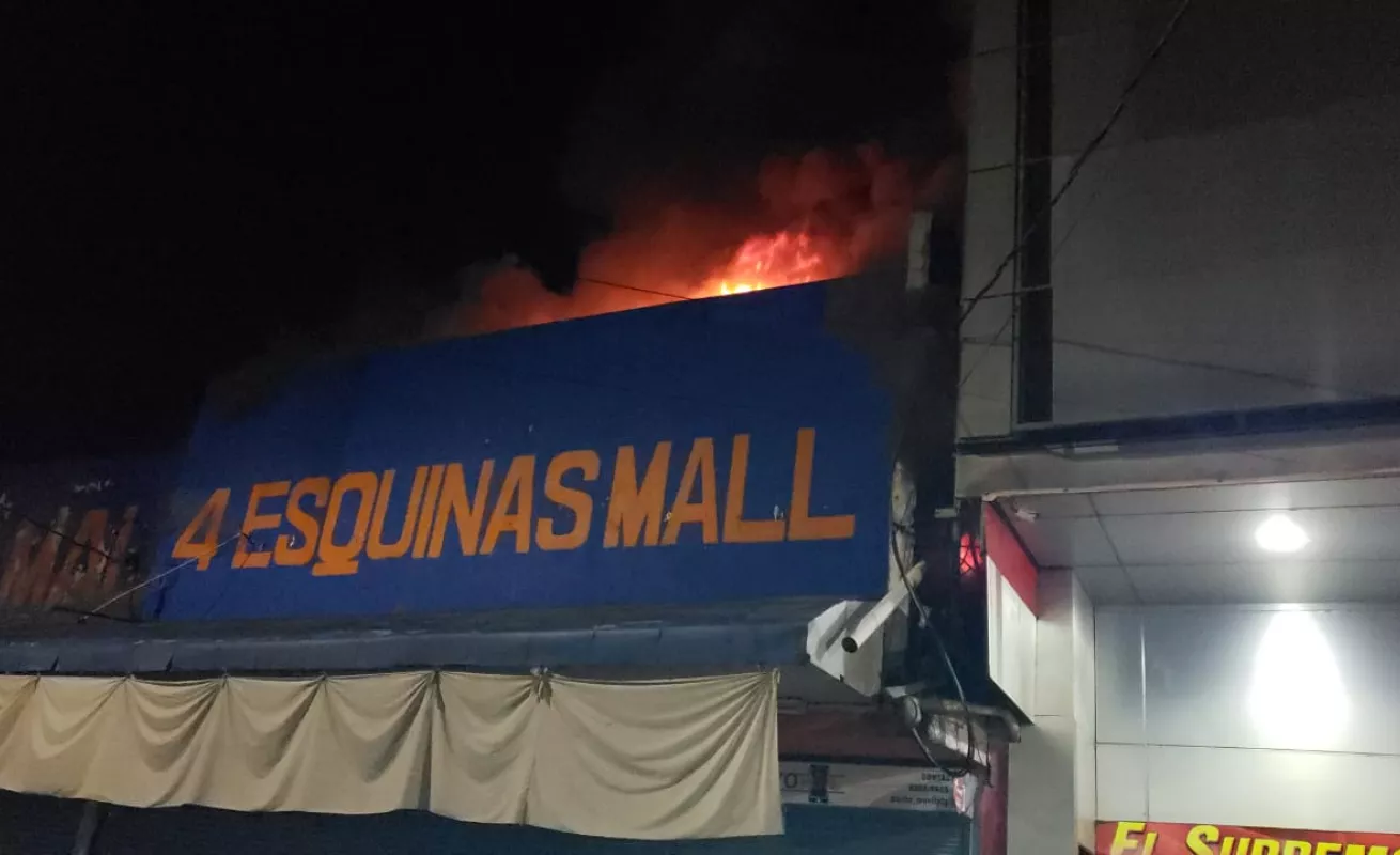 Fuego consume parte de almacén de David 