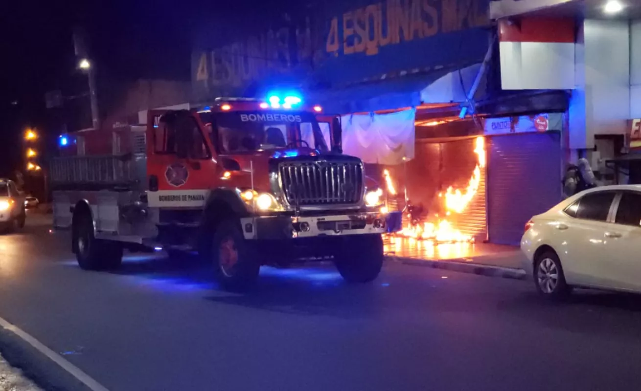 Fuego consume parte de almacén de David 