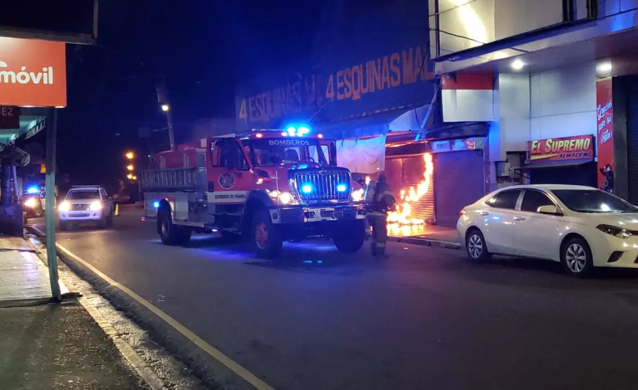 Fuego consume parte de almacén de David 