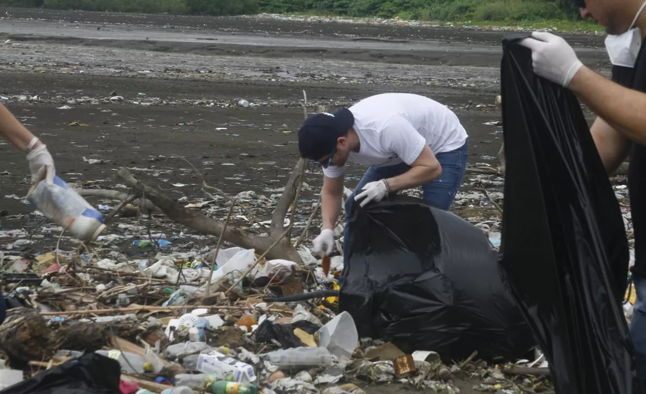 Así fue la limpieza de playa "Virginística" de Mayer 