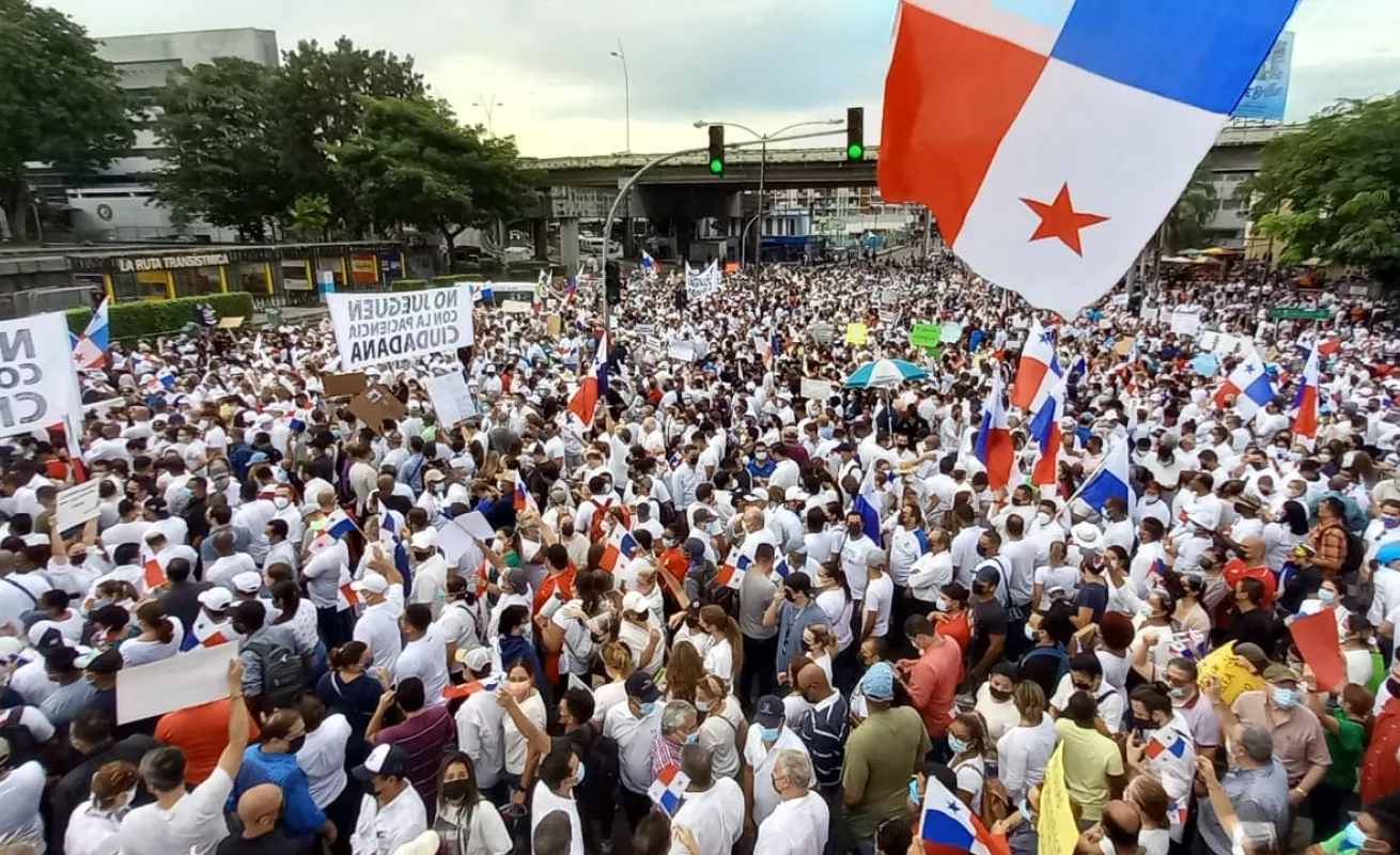 15 imágenes de una vigilia con recuerdo a Civilistas 