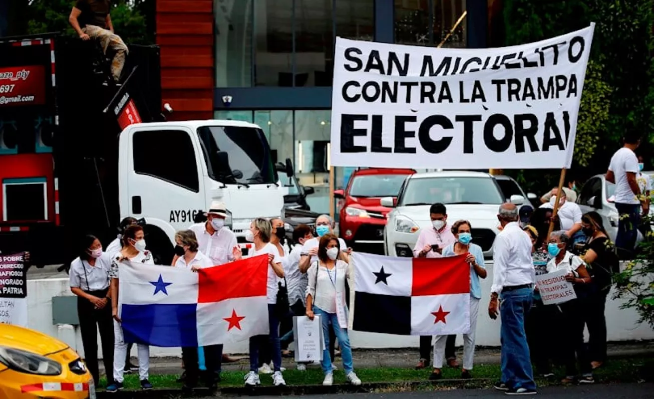 Reclaman a diputados por cambios a proyecto de reforma electoral (Fotos)