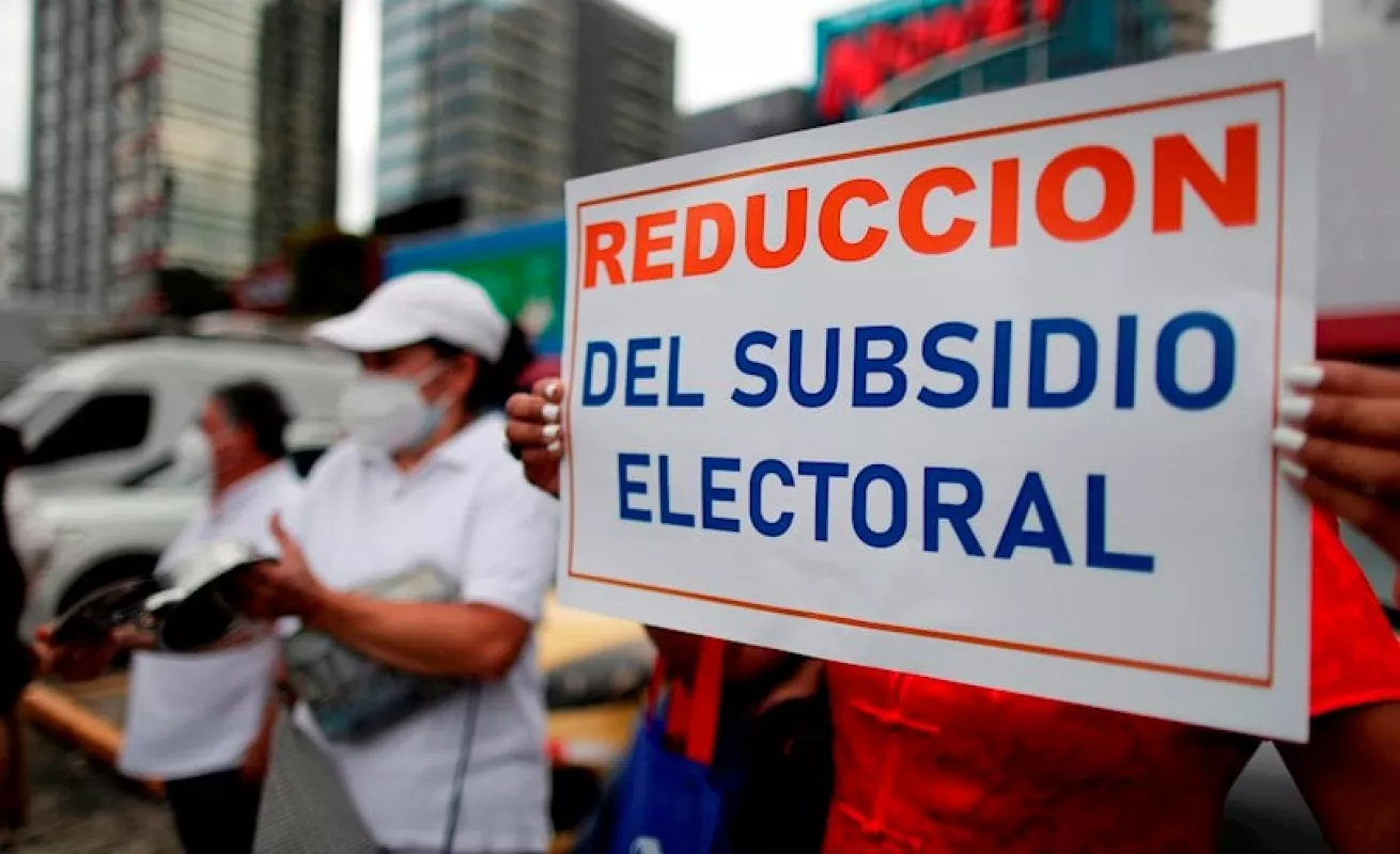 Reclaman a diputados por cambios a proyecto de reforma electoral (Fotos)