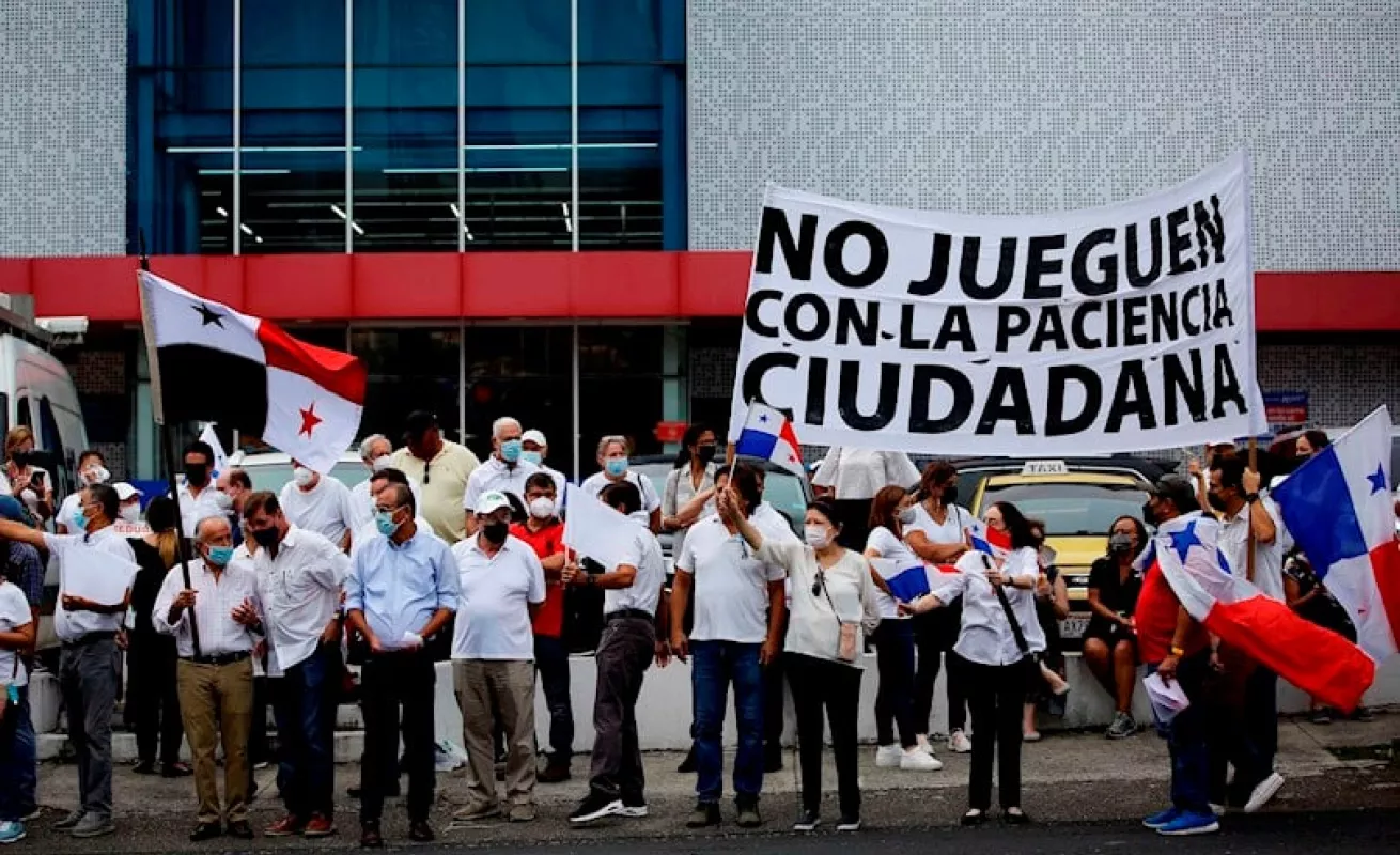 Reclaman a diputados por cambios a proyecto de reforma electoral (Fotos)