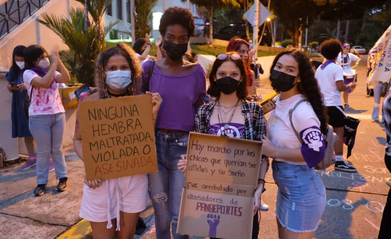 Féminas exigen un alto a la violencia contra la mujer (Fotos)