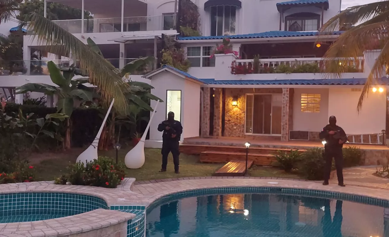 En el interior de la narcocasa del Clan del Golfo #OperacionFisher 