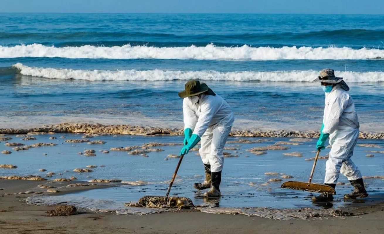 Crece el impacto ambiental en costa de Perú por derrame de petróleo de Repsol (Fotos)