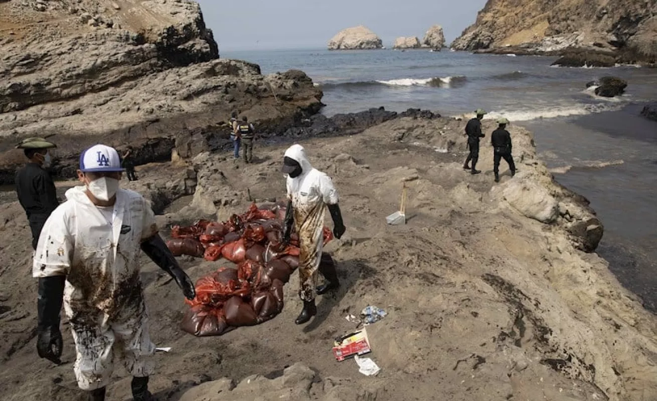 Crece el impacto ambiental en costa de Perú por derrame de petróleo de Repsol (Fotos)