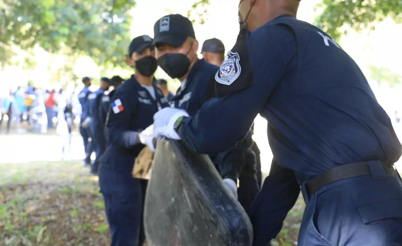 Tongos participan en jornada de recolección de basura 