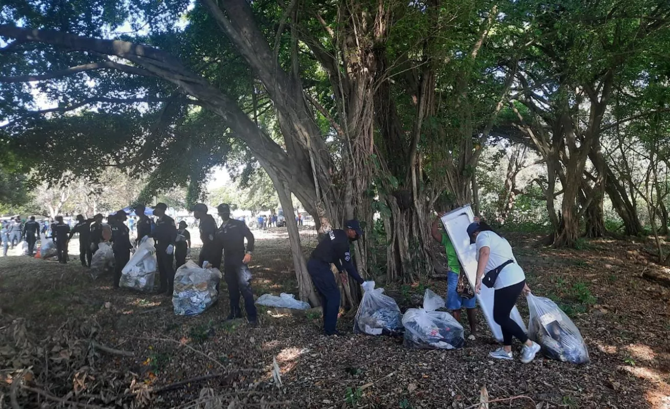 Tongos participan en jornada de recolección de basura 