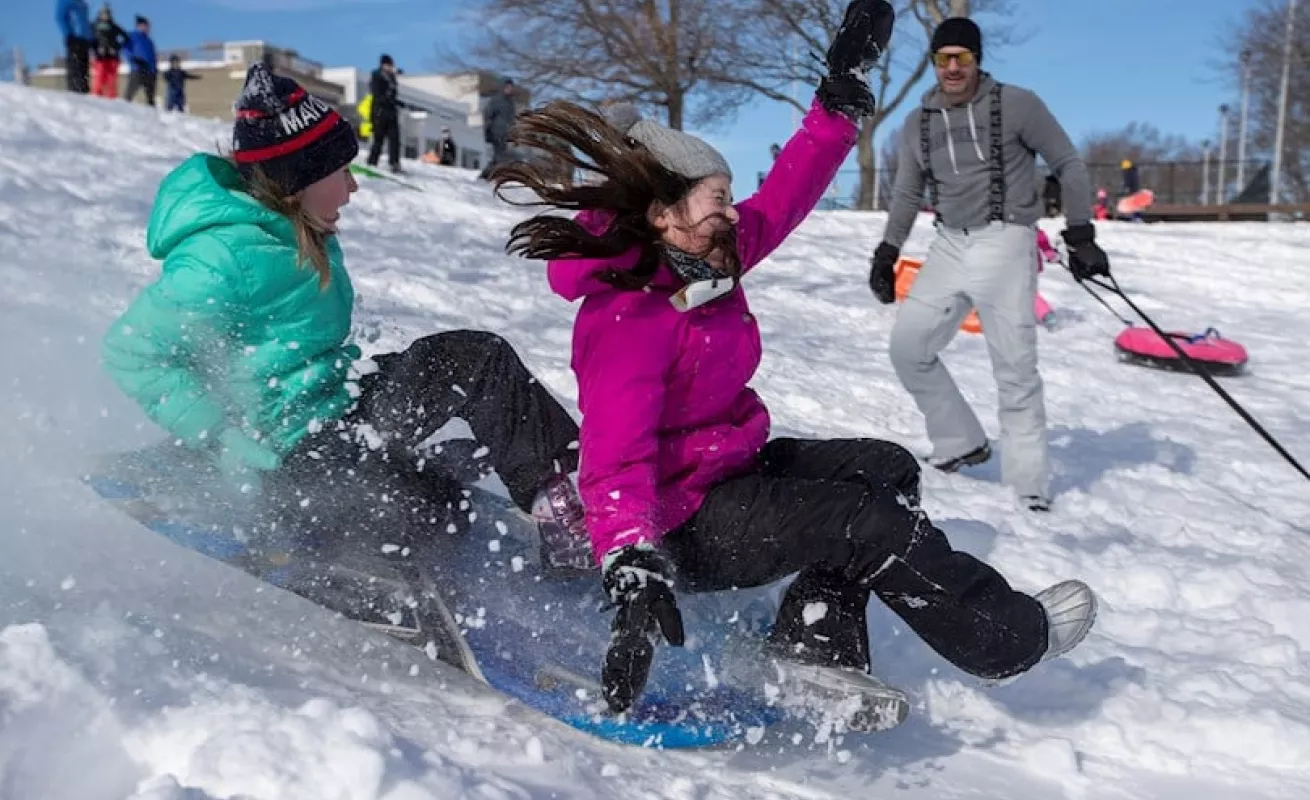 Familias disfrutan las densas capas de nieve en Boston (Fotos)