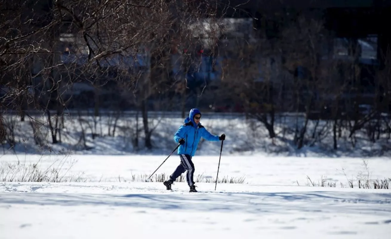 Familias disfrutan las densas capas de nieve en Boston (Fotos)