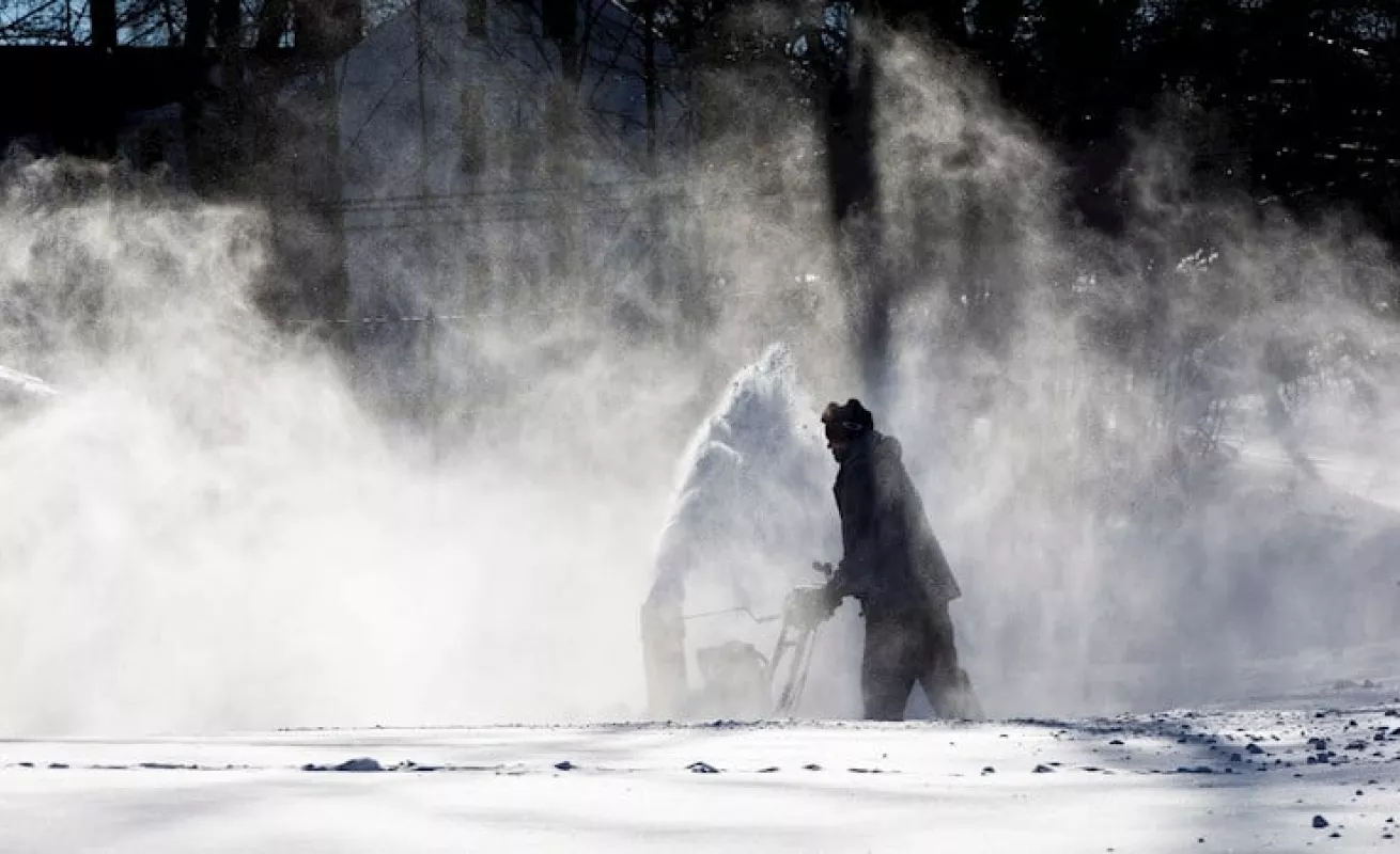 Familias disfrutan las densas capas de nieve en Boston (Fotos)