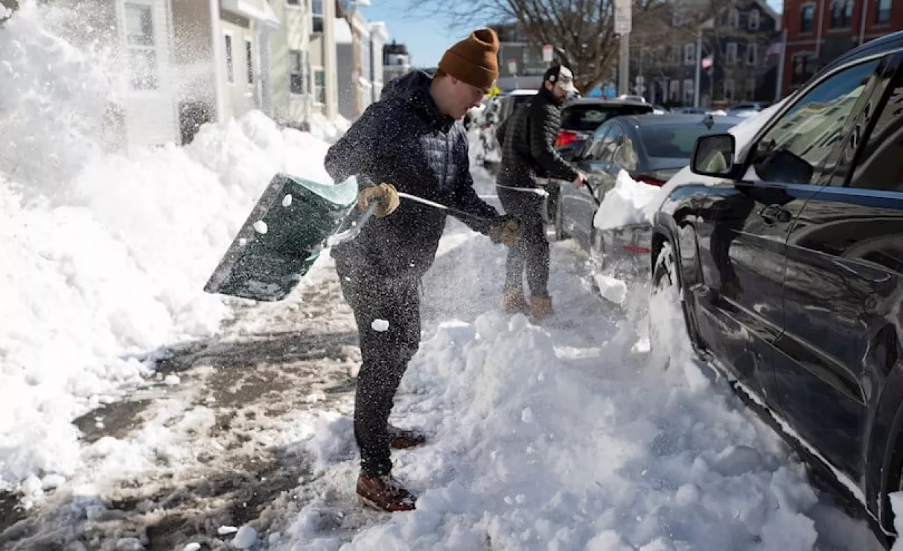 Familias disfrutan las densas capas de nieve en Boston (Fotos)