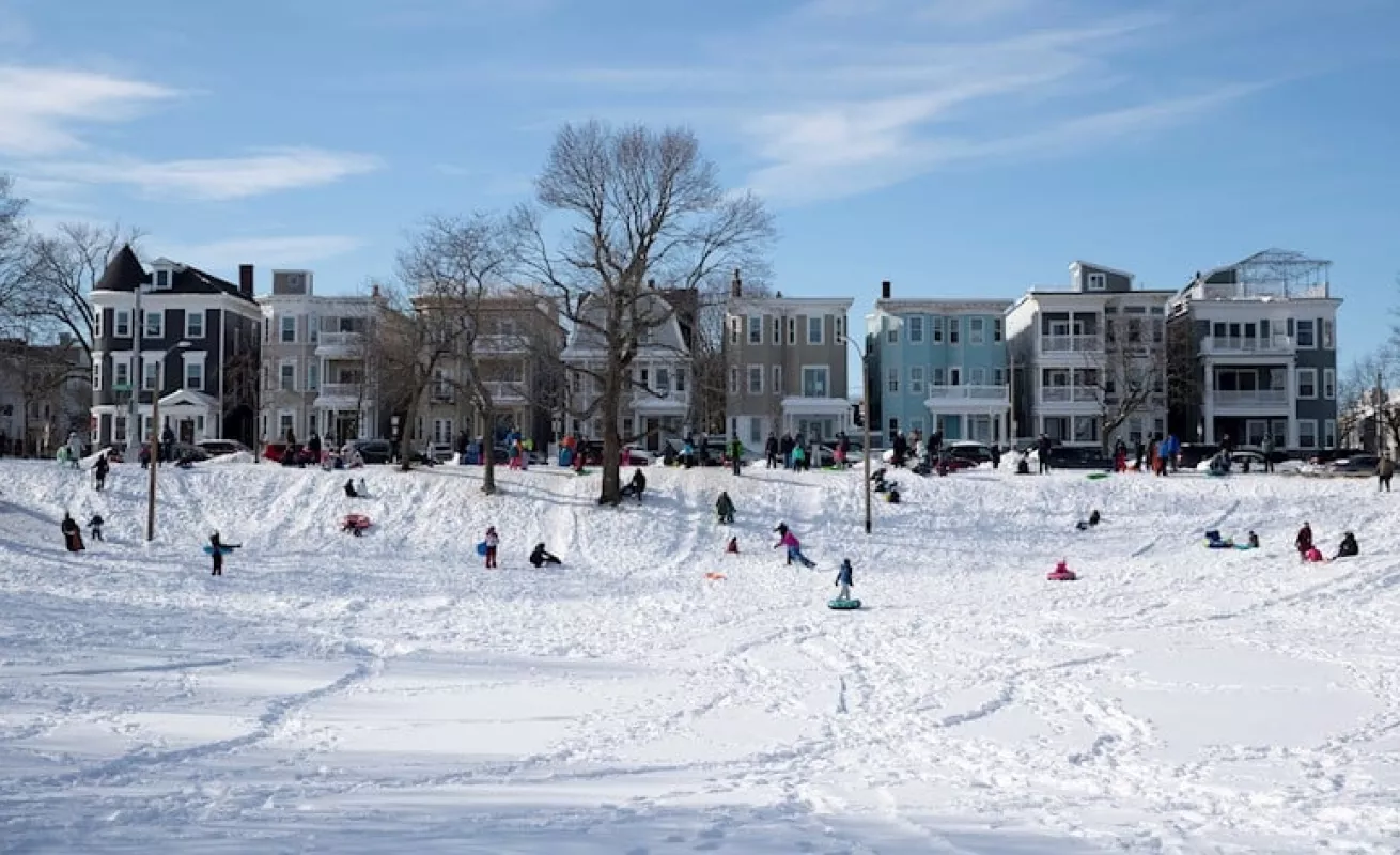 Familias disfrutan las densas capas de nieve en Boston (Fotos)