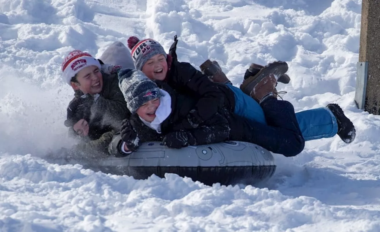 Familias disfrutan las densas capas de nieve en Boston (Fotos)