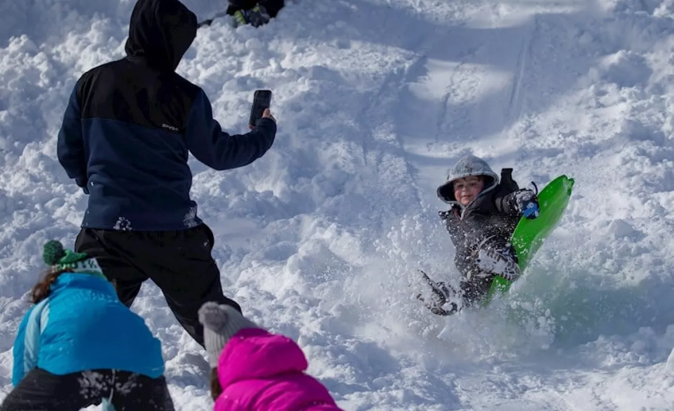 Familias disfrutan las densas capas de nieve en Boston (Fotos)