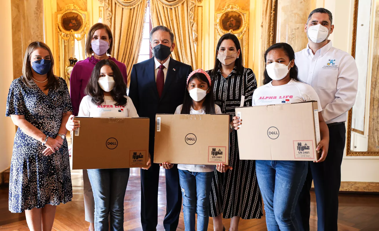 Primera Dama entrega incentivo a ganadoras de Olimpiadas Mundiales de Robótica