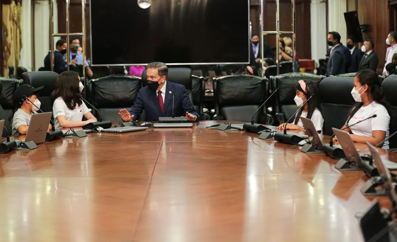 Primera Dama entrega incentivo a ganadoras de Olimpiadas Mundiales de Robótica