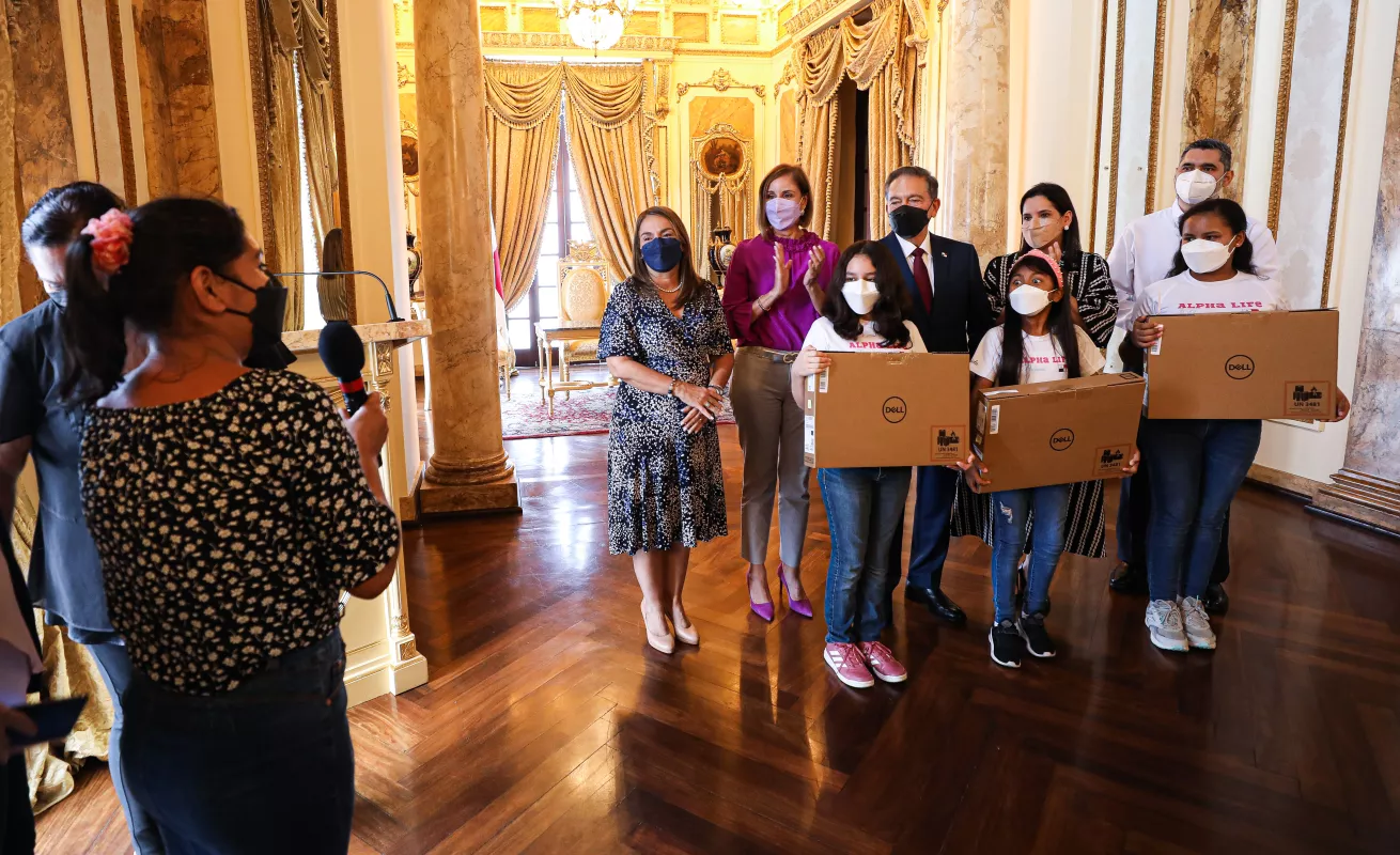 Primera Dama entrega incentivo a ganadoras de Olimpiadas Mundiales de Robótica