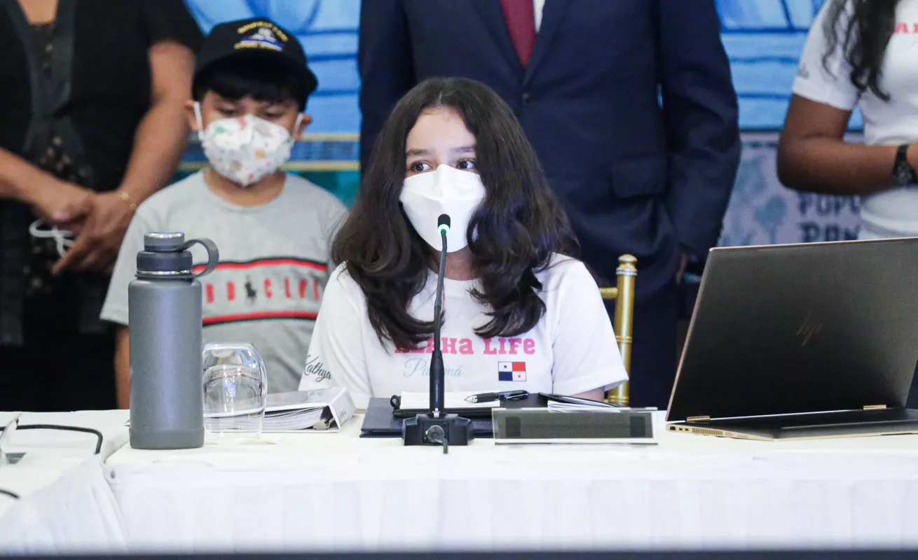 Primera Dama entrega incentivo a ganadoras de Olimpiadas Mundiales de Robótica