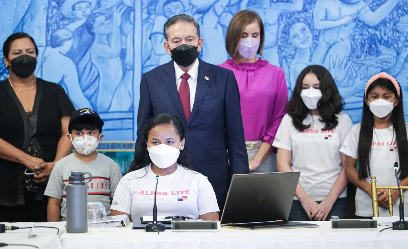 Primera Dama entrega incentivo a ganadoras de Olimpiadas Mundiales de Robótica