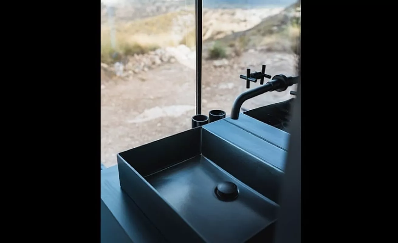 Un hotel cápsula en medio del desierto (Fotos)