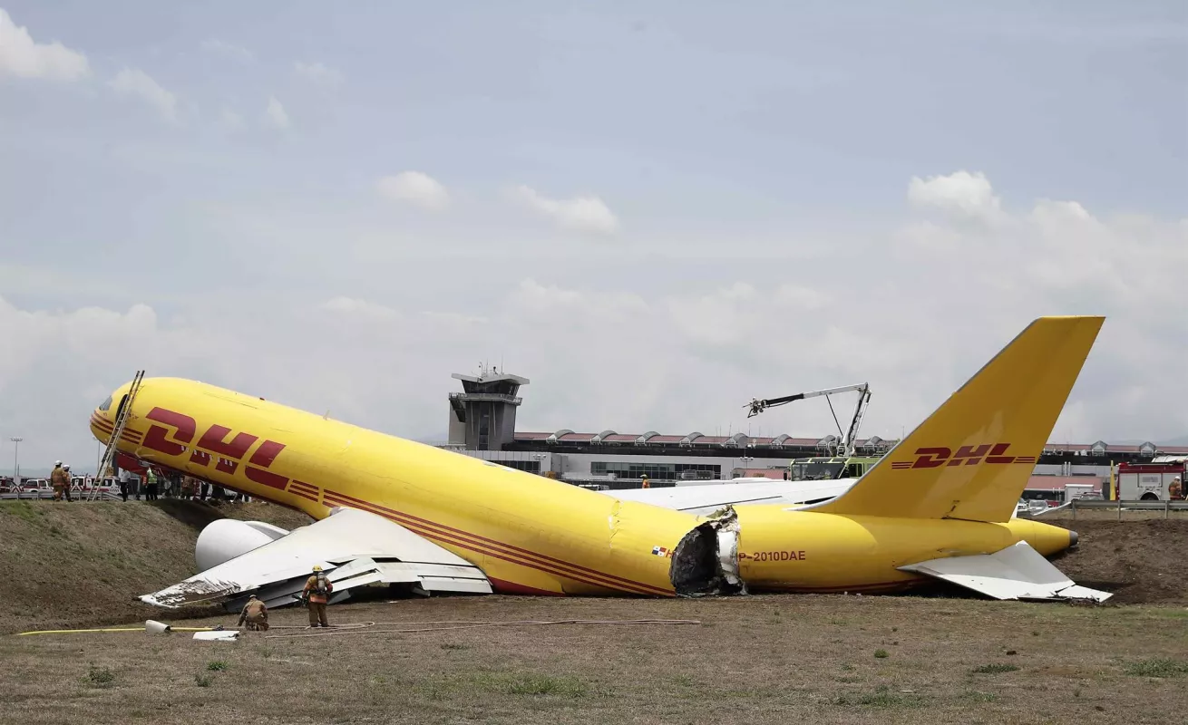 Avión de DHL se parte en 2 en aeropuerto de Costa Rica