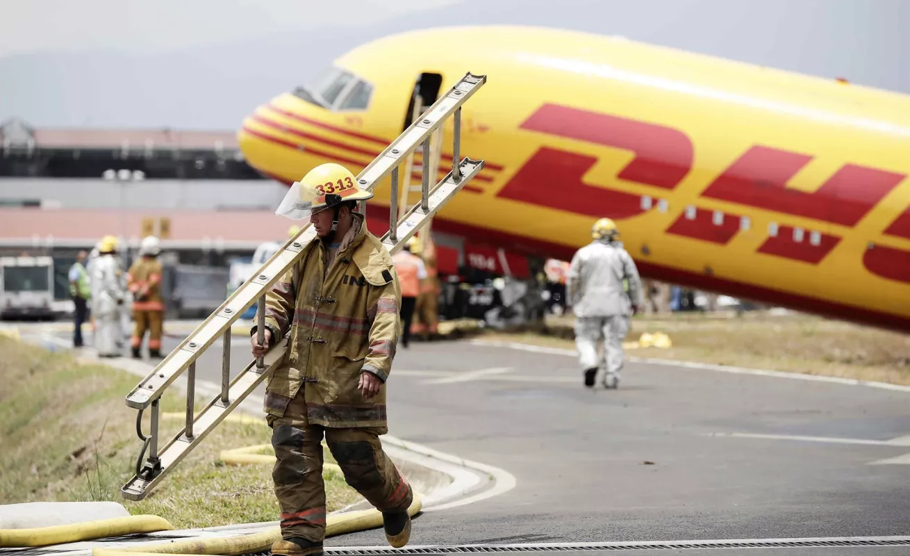 Avión de DHL se parte en 2 en aeropuerto de Costa Rica