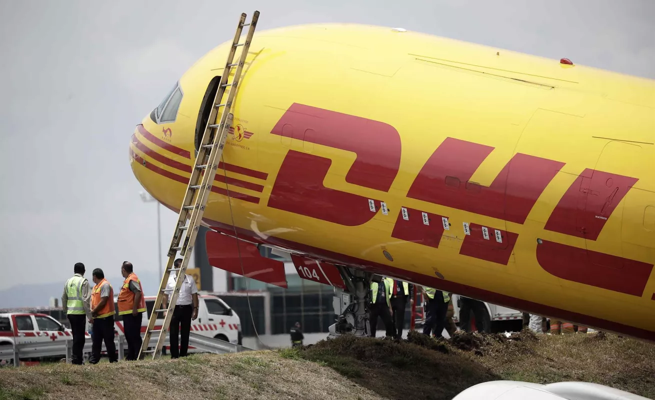 Avión de DHL se parte en 2 en aeropuerto de Costa Rica